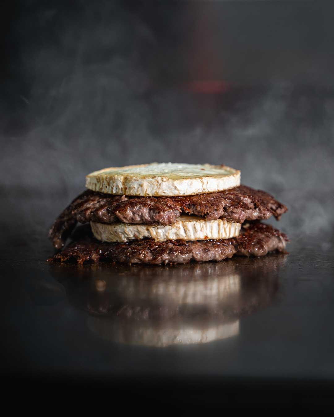 Hamburgesas cocinandose con queso de cabra