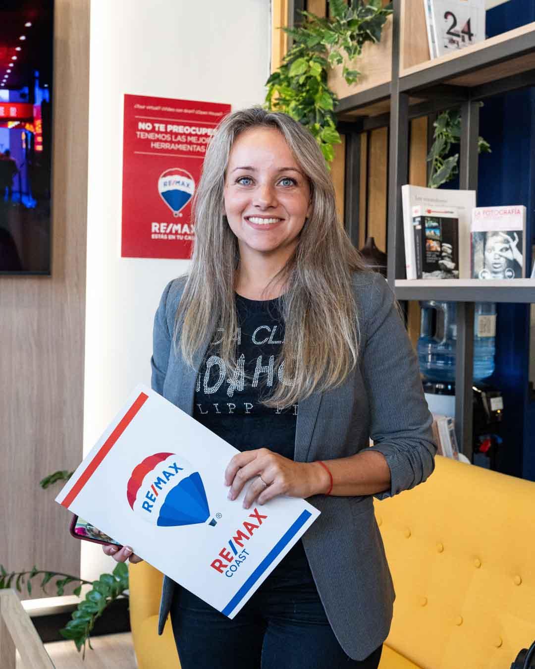 Mujer joven empleada de Remax