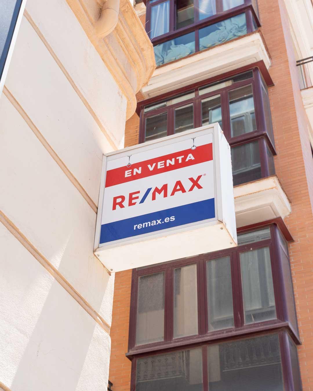 Cartel de Remax Coast