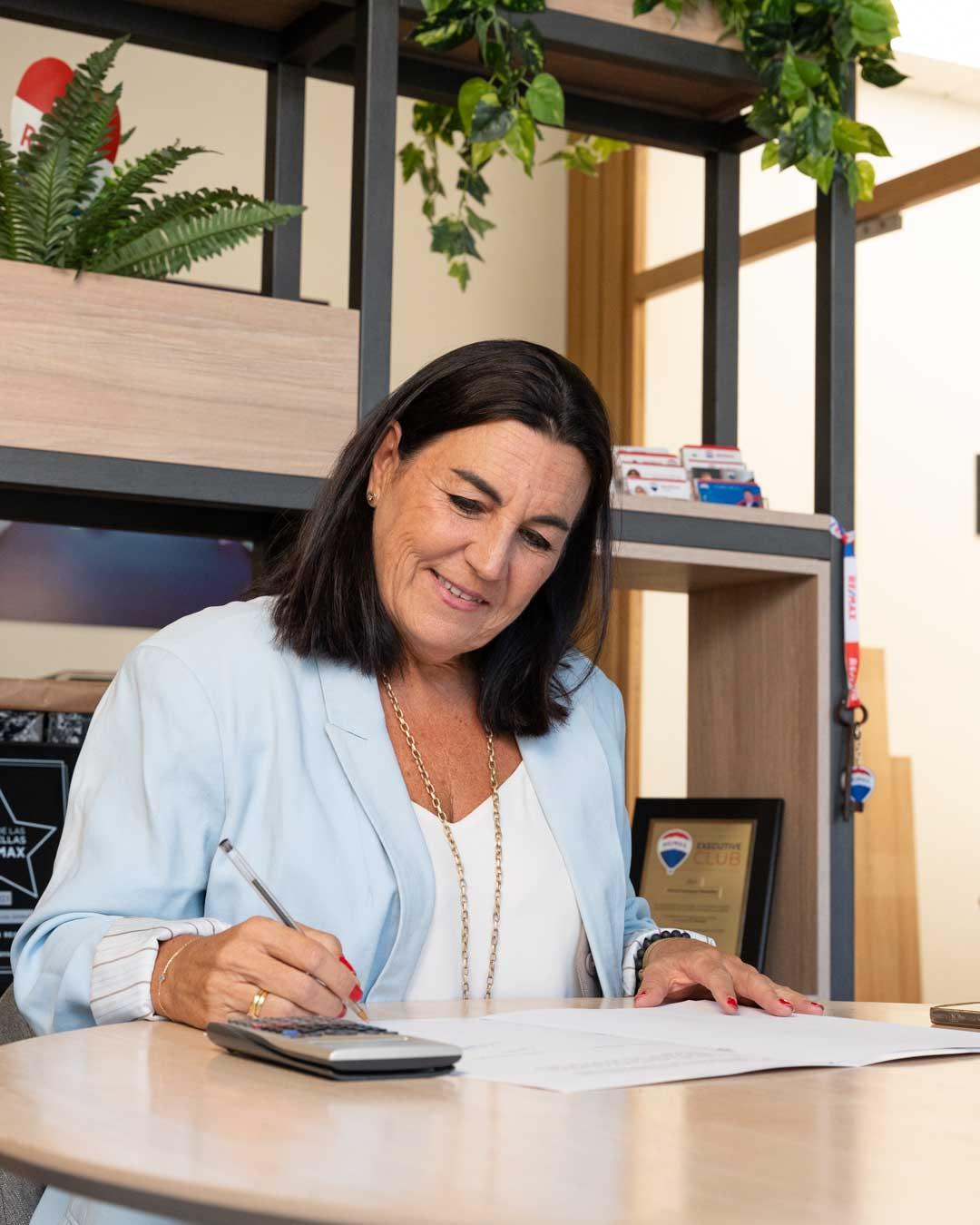 Mujer escribiendo en un escritorio