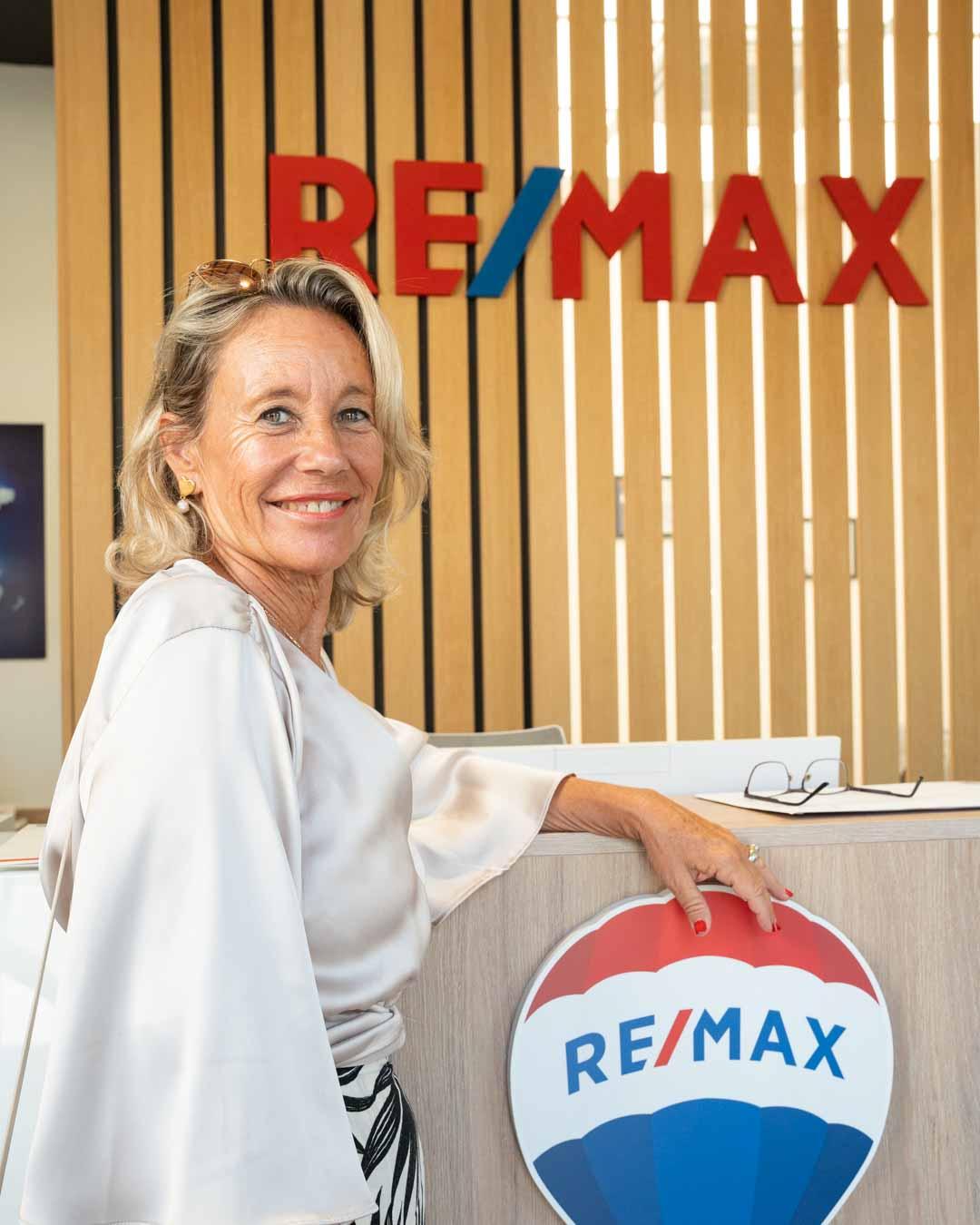 Mujer empleada de Remax