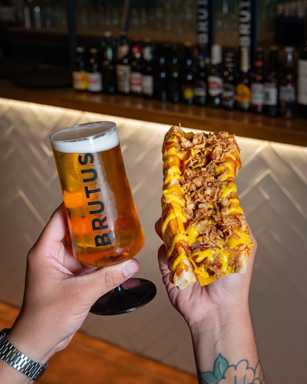 Hot dog con cerveza
