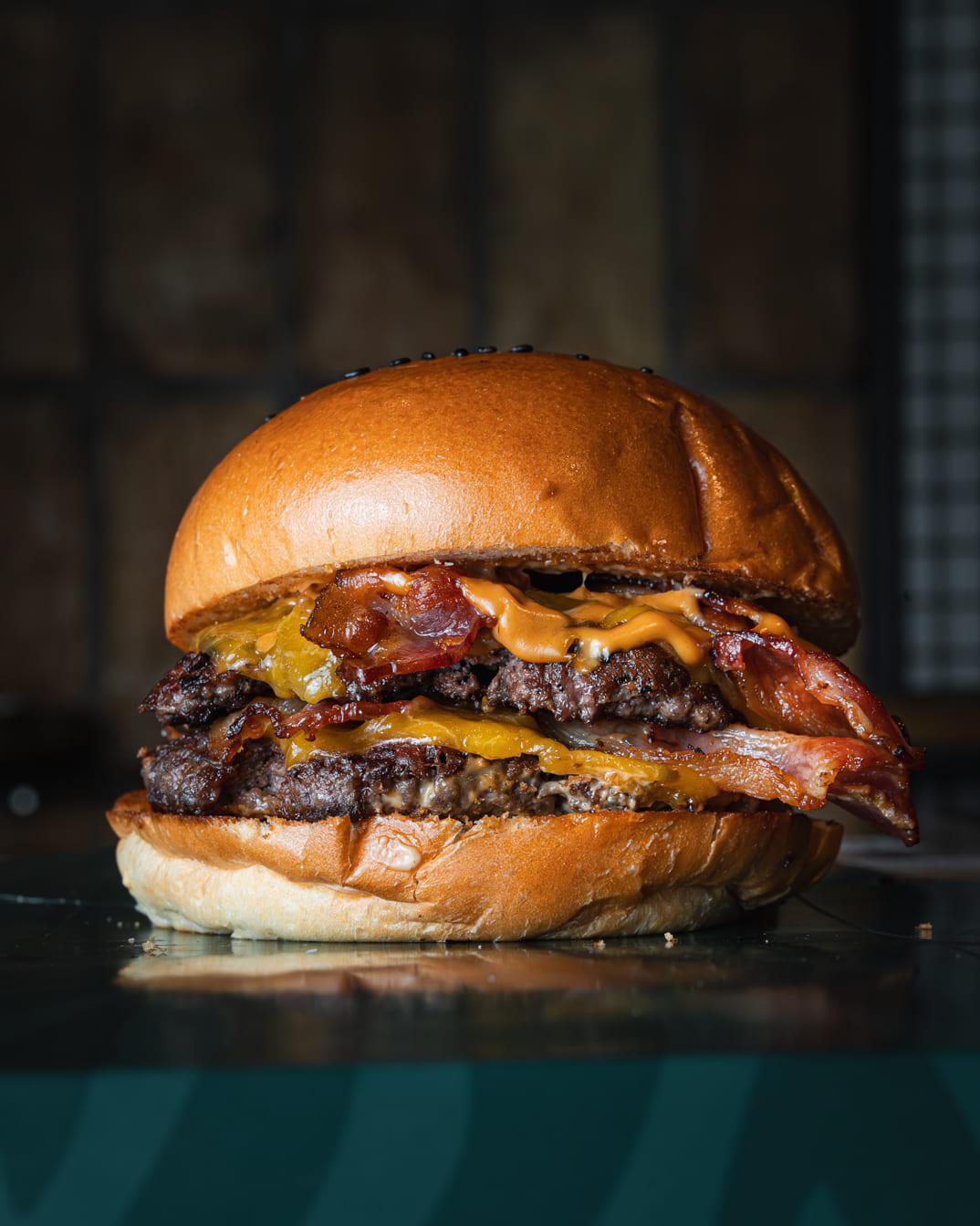 Hamburguesa con cheddar y bacon