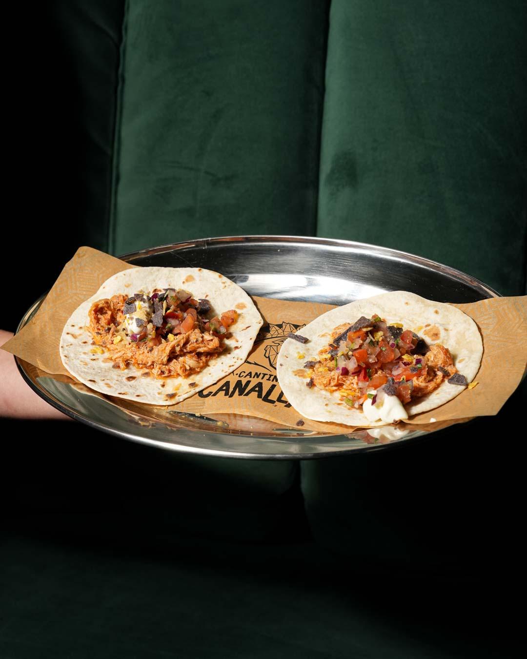 Bandeja con dos tacos