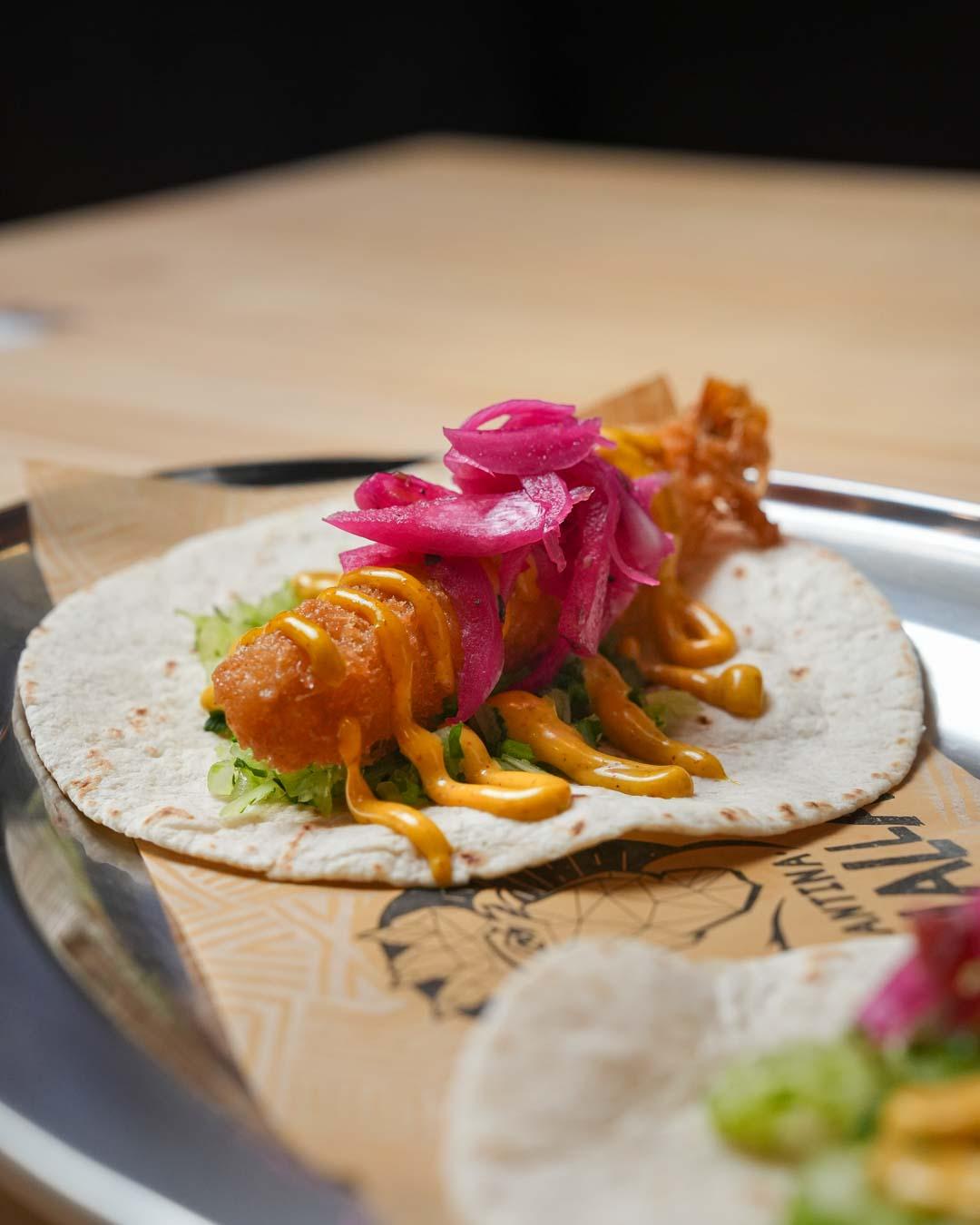 Taco de pollo rebozado