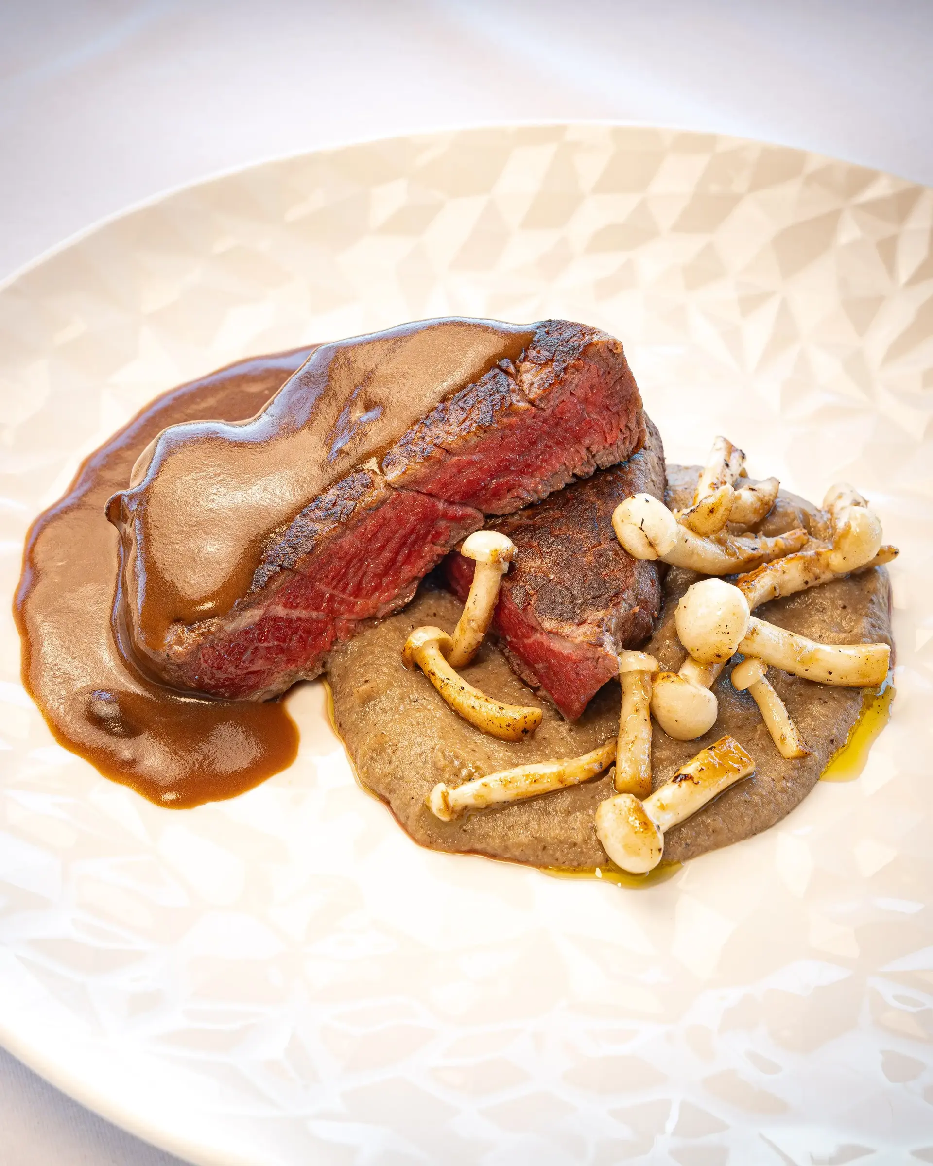 Plato de carne con hongos